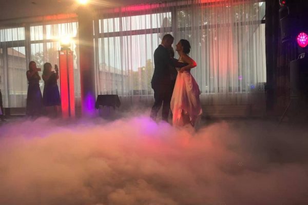svadobný pár tancuje v dyme