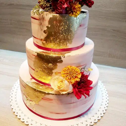 svadobná torta zdobená zlatom