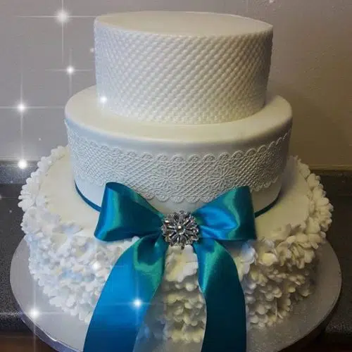 svadobná torta s modrou mašlou