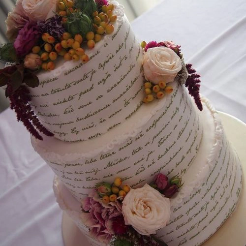 Svadobná torta biela s kvetmi - Sisters Cake